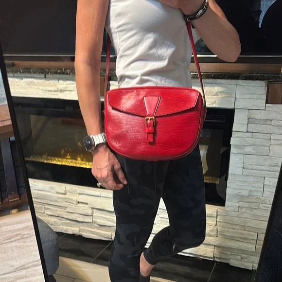 Louis Vuitton Red Epi Jeune Fille crossbody bag. - Picture 5 of 15